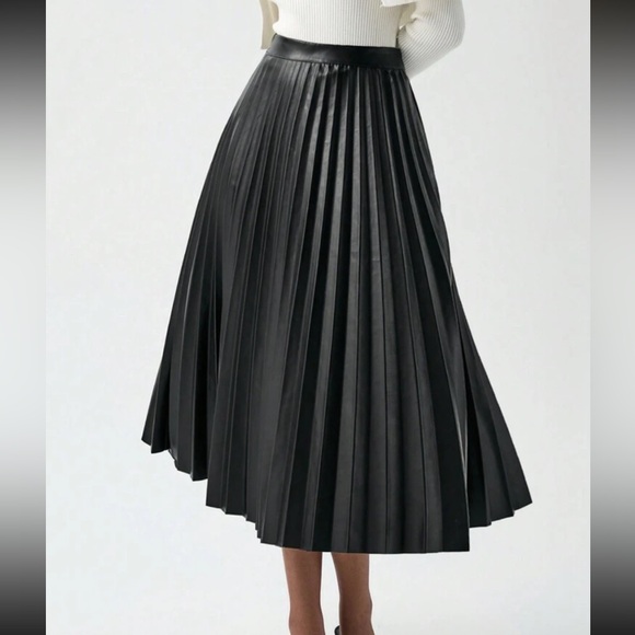 Luxe Black pleated accordion vegan leather midi skirt - Picture 5 of 5